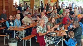 Das alte Fahrerlager ist zum Sommerfest der Hockenheimer-Carnevals-Gesellschaft dank beliebter Speisen, sonnigem Wetter und hervorragender Stimmung sehr gut besucht.