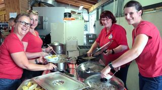 Kümmern sich um das beliebte Rindfleisch: Sabine Kern (v.l), Martina Glas, Heike Schmid und Anna Schmid.