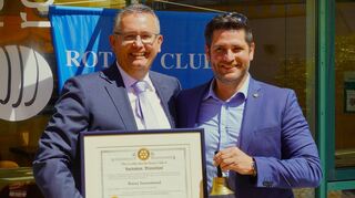 Der scheidende Rotary-Präsident Frank Brenner (links) übergibt den Stab an seinen Nachfolger Dr. Jörg Söhner.