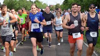Der Start für den Hauptlauf ist auf den frühen Morgen vorverlegt worden, um der Hitze am Mittag auszuweichen – auf der Tour durch die Rheinauen herrschen so sehr gute Bedingungen für die Sportler.