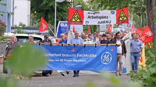 Protestmarsch durch Käfertal: Links Janna Köke von der IG Metall, in der Mitte mit Trillerpfeife der Betriebsratsvorsitzende Helmut Schneider.
