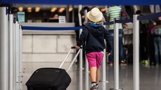 Mit genug Beschäftigung im Handgepäck, wird der Flug einfacher.