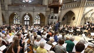 Die Evangelische Kirche der Pfalz veranstaltet in der Gedächtniskirche eine Feier, an der rund 500 Mitwirkende einen Gottesdienst mit Gesang genießen.