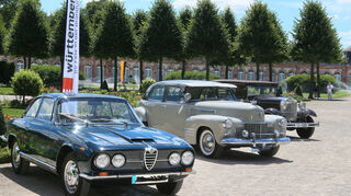 Präsentation von historischen Automobilen im Schwetzinger Schlossgarten.
