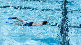Schwimmen ist ein toller Sport, mit dem man sich ganz einfach fit halten kann.