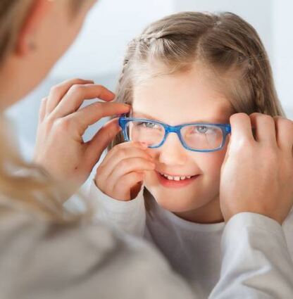 Kindgerechte Brillenmodelle, auch in knalligen Farben, gibt es bei Optik Lenk.