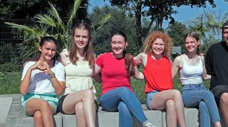 Treffen am neu gebauten Jugendplatz mit Palmen: Patricia Ludvig (v. l.), Famke Kradi, Anthea Reeb, Cosima Walter und Vanessa Greif sind fünf von neun Mitgliedern des Jugendgemeinderats und sprechen über die Pläne für die Zukunft mit Walter Rall (r.) vom Team der mobilen Jugendarbeit des Vereins Postillion.