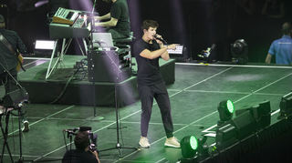 Sänger Wincent Weiss auf der Bühne der Lanxess-Arena in Köln: Nach monatelanger Corona-Pause gab er im Juni 2020 das erste Hallenkonzert seit Beginn der Corona-Pandemie. Nur etwa 900 Fans waren zugelassen.