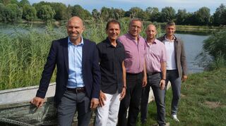 Freude am Anglersee aufs Backfischfest: Bürgermeister Timo Wangler (v. l.), Claus Heim und Manfred Fritscher, die Geschäftsführer der Backfischfest GmbH, Platzmeister Jens Fritscher und Andreas Grüninger, Leiter Sponsoring und Gastronomie der Brauerei Rothaus.