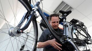 Pflege fürs Pedelec: Wie beim herkömmlichen Fahrrad steigert regelmäßige Wartung auch die Lebensdauer eines E-Bikes.