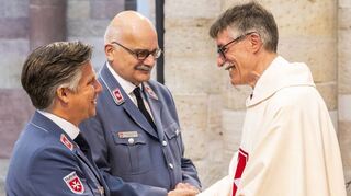 Der Malteser Hilfsdienst verabschiedet im Dom seinen Diözesanleiter Johannes Freiherr von Warsberg (M.) nach 22 Jahren im Amt und führt Nachfolger Dr. Christopher Wolf (l.) ein. Domkapitular Karl-Ludwig Hundemer hielt den Gottesdienst ab.
