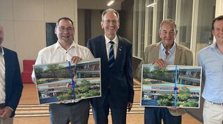 Der neue Ketscher Bürgermeister Timo Wangler (v. l.) ist jetzt stellvertretender Vorsitzender des Schulverbandes, sein Amtsvorgänger im Rathaus Jürgen Kappenstein ist aus der Verbandsfunktion von Brühls Bürgermeister Dr. Ralf Göck, dem neuen Verbandsvorsitzenden, verabschiedet worden. Ebenfalls verabschiedet wurde Geschäftsführer Lothar Ertl, dem unter anderem Schulleiter Martin Jendritzki für die Zusammenarbeit dankte.