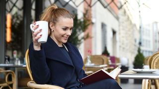 Kaffee macht uns wacher und leistungsfähiger.