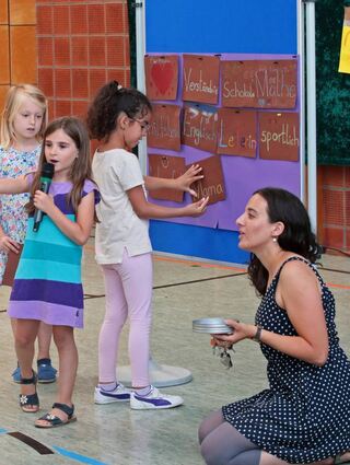 Schöne Geste: Die Klasse 1a stellt Sandra Worrow vor, rechts Lehrerin Theresa Overath.