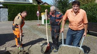 Ein Anpacker: Bürgermeister Stefan Weisbrod karrt beim Freiwilligentag 2014 neuen Sand zum Spielplatz im Viehtrieb.