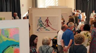 Die Vernissage ist sehr gut besucht – die Ausstellung verdient diese Resonanz auch und macht das Lutherhaus zu einem Kunsttempel.