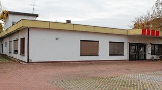 <p>In diesen 1000 Quadratmeter großen Flachbau in der Carl-Benz-Straße wird im nächsten Jahr das neue Privatgymnasium einziehen.</p>