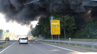 Dicke Rauchwolken entstanden bei einem Brand in einem Recyclingbetrieb in Hockenheim.