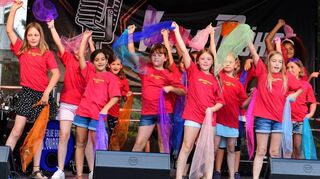 Die Theaterfüchse des Sonnenscheinhorts sorgen mit ihrem flotten Tanz für Stimmung.