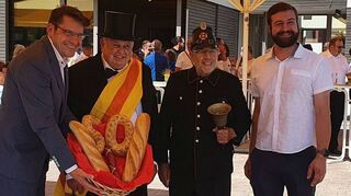 Kreatives Geschenk für Bürgermeister Stefan Weisbrod (v. l.), der von Ortshistoriker Philipp Bickle und Ortsbüttel Fritz Anselment einen Korb Weißbrot erhält. Zur Überreichung gesellt sich auch Marcel Dörfer von den Freunden Reilinger Geschichte.