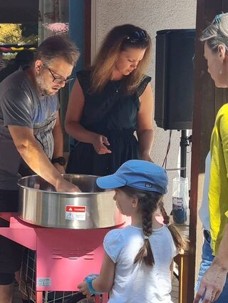 Unterschiedliche Essensstände bieten ein breites kulinarisches Angebot – besonders beliebt ist Zuckerwatte.