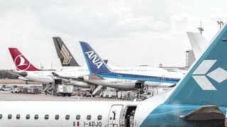 Fraport-Vorstandsvorsitzender Stefan Schulte sucht händeringend Mitarbeiter bei den Bodendiensten. Die Gehälter wurden in diesem Bereich um 14 Prozent angehoben.