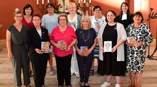 Silberne und goldene Konfirmanden, 25 und 50 Jahre, sind auf diesem Bild vereint.