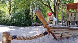Ein Punkt auf der Mannheimer „Kühle-Orte-Karte“ ist der Spielplatz am Vogelstangsee, wo der vierjährige Noel als Kapitän auf dem Kutter das Sagen hat.