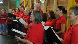 Die Gastgeber sorgen für Unterhaltung: das Vocalensemble „Chorios“ in Aktion.