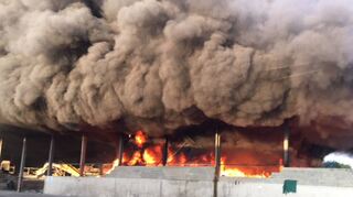 2018: Als die Feuerwehr an der Delvanis-Halle eintrifft, steht diese teilweise in Flammen.