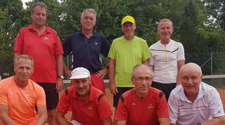 Beckstein feiert zwei Tennis-Meisterschaften. Das linke Bild zeigt die Herren 60 mit (hinten von links): Klaus März, Reinhard Vollmer, Hans-Jürgen Heisler, Heinrich Döring; vorne von links: Armin Schäffner, Karlheinz Zegowitz, Thomas Rist, Hermann Heisler. Das rechte Bild zeigt die Herren 55 mit (hinten von links): Hans-Ulrich Pieper, Wolfgang Steib, Joachim Väth, Manfred Pers; vorne von links Karlheinz Zegowitz, Holger Kindermann, Gerald Mayer.