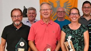 Über die Ehrungen freuen sich von links Hans-Peter Rimmler, Karlheinz Perschewski, Werner Mähringer, Jürgen Brause, Cornelia Sauer, Tim Fath, Hans Fuchs und Linus Wiegand.