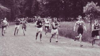 Die Brühler Leichtathleten sind schon immer für Erfolge gut, etwa auf diesem Bild von 1953, als das FVB-Team beim Wechsel im Staffellauf die Führungsposition innehat.
