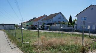 Der Bauzaun der Blühwiese in der Wiesenbacher Straße soll demnächst abgebaut werden.