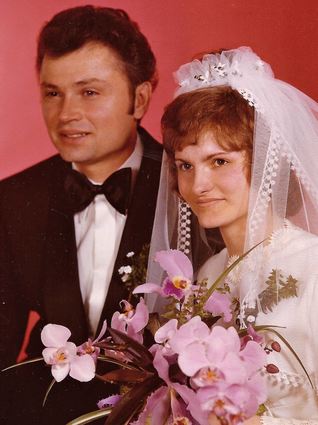 Das Oftersheimer Jubelpaar nach der kirchlichen Trauung am 22. Juli 1972 in der Kirche St. Pankratius in Schwetzingen.