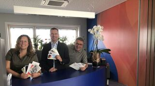 Aus den vielen Einsendungen per Postkarte und per E-Mail losen Stadtwerke-Prokurist Ronny Weber (M.) sowie Bianca Oberhausen und Jürgen Gruler von der Schwetzinger Zeitung die Gewinner aus. Alle werden auch noch schriftlich benachrichtigt.