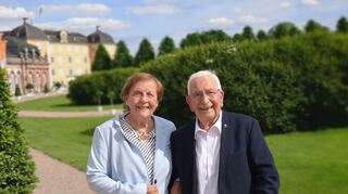 Renate und Werner Schellenberg bei einem Schlossgarten-Spaziergang. Hier in den Zirkelsälen haben sie sich beim Theologenball kennengelernt.