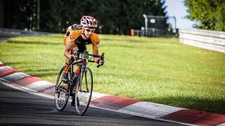 Die 40-jährige Mannheimerin Ilka Kaufmann nimmt zum vierten Mal in einem Vierer-Team beim 24-Stunden-Radrennen auf dem Nürburgring teil.
