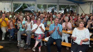 Das Festzelt ist immer gut gefüllt – hier am letzten Abend bei der Feuershow. Das Publikum ist gut gelaunt, klatscht und feiert mit.