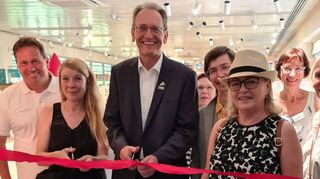 Feierlicher Scherenschnitt zur Eröffnung durch (v. l.) FW-Gemeinderat Jens Gredel, Anke Laier vom Wohnstudio, Bürgermeister Dr. Ralf Göck, Mitarbeiterin Anette Roßnagel, Büchereileiter Christian Sauer, FW-Gemeinderätin Heidi Sennwitz, Mitarbeiterin Ute Roes und SPD-Gemeinderätin Gabriele Rösch.