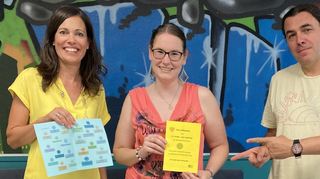 Haben im Vorfeld viel koordiniert: Isabel Heider (v. l.), Leiterin des Sachgebiets „Schulen, Jugend und Senioren“ der Gemeinde, Eva Leibig und Sebastian Längerer, die beide das ortsansässige Jugendzentrum führen, zeigen den Laufzettel.