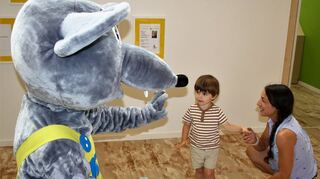 Die Maus als Symbolfigur ist zwar groß, aber ganz lieb. Das wissen auch die Kinder und die Mitarbeiterinnen. In dem Kostüm steckt übrigens Erzieher Leon Reutter.