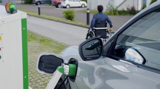 mid Groß-Gerau - Ford testet den Prototyp einer speziell entwickelten Roboter-Ladesäule, die mit einem Smartphone bedient werden kann.