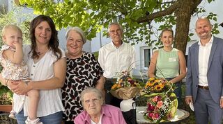 Hedwig Wolf an ihrem Jubeltag: Mit ihr freuen sich Urenkelin Mathilda (2, v. l.), Enkelin Stephanie Knape, Schwiegertochter Hannelore Wolf, Pfarrer Christian Noeske, Lena Kleemeier von Avendi und Bürgermeister Timo Wangler.