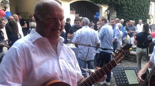Gute Laune: Der Innenhof in der Mannheimer Straße 59 bietet bei netter Atmosphäre und der Jazz-Long-Musik von Peter Pfeuffer (l.) und Manfred Kern am Freitag Platz für die knapp 100 Freunde des Handballsports der HG Oftersheim/Schwetzingen.