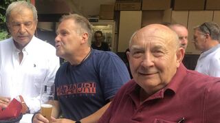 Lassen die alten Zeiten bei Fachgesprächen wieder aufleben: Gerhard Bauer (v. l.), Karlheinz Urschel, Martin Schnetz und Stefan Mayer beim kameradschaftlichen Zusammensein.
