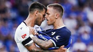 Hitziges Duell im Stadion am Böllenfalltor: Sandhausens Dario Dumic (l.) und Darmstadts Phillip Tietz haben hier beim letztendlich verdienten 2:1 für die „Lilien“ eine handfeste Auseinandersetzung.