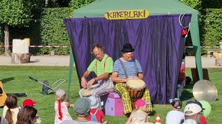 Das "Kakerlaki"-Clowntheater bei der Orangerie unterhält Familien.
