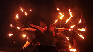 Die Feuertanzshow der "Fairytales" erwärmt mehr als nur die Herzen...