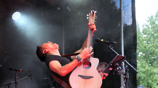 Gitarren sorgen bei „Athi rocks“ für den passenden Sound.